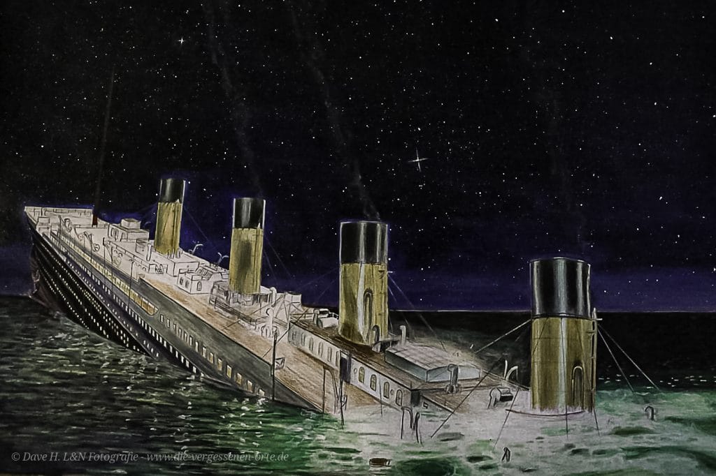 Detailreiche Zeichnung der Titanic bei ihrem Untergang auf dem Atlantischen Ozean.