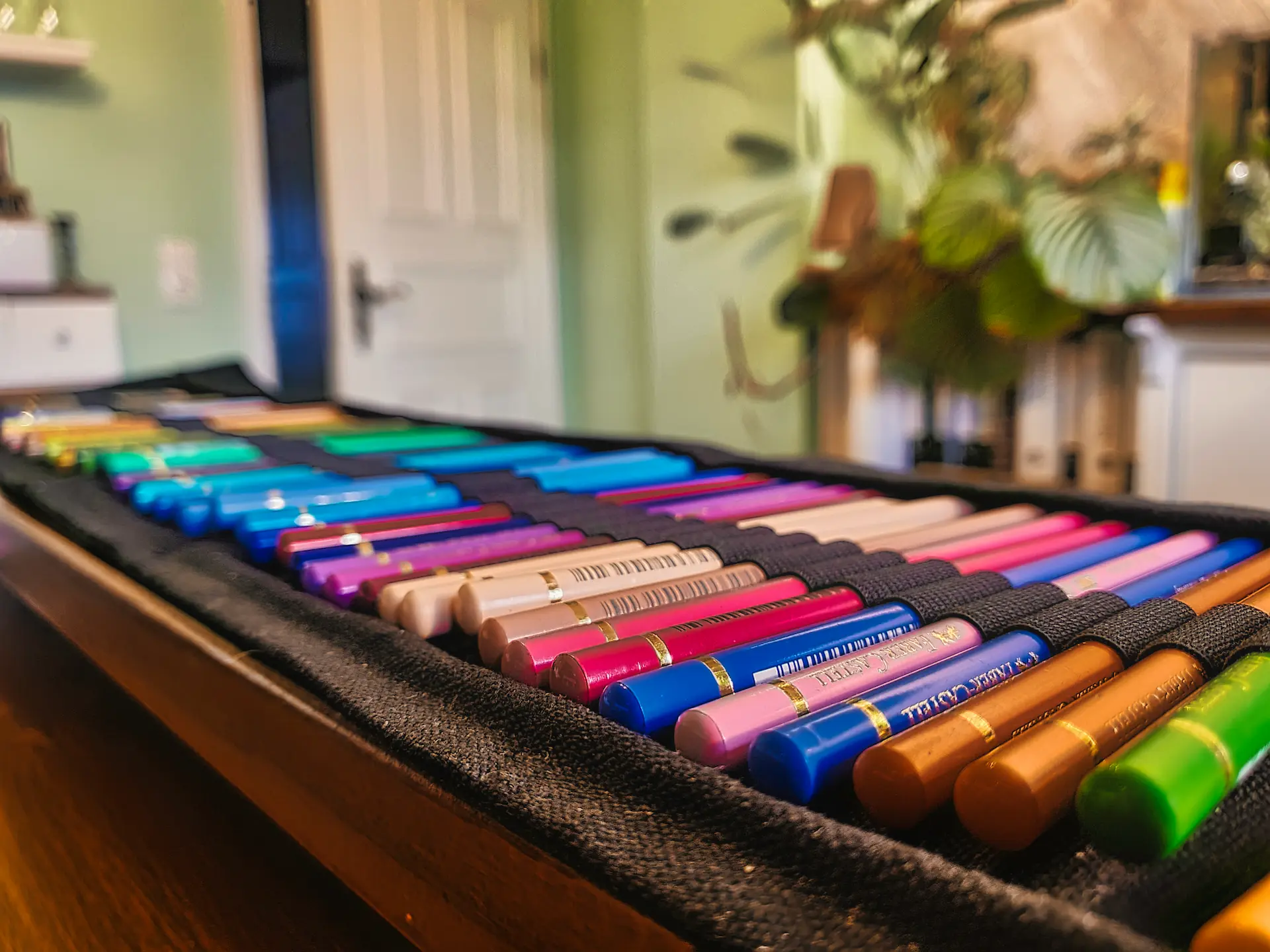 Künstlerfarbstifte von Faber-Castell die ordentlich in einer Stifterolle einsortiert sind.